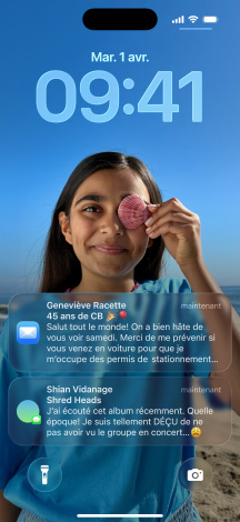 Cinq modèles d’iPhone qui se chevauchent légèrement, l’écran le plus à gauche affiche une conversation avec un arrière-plan dans Messages, le second depuis la gauche affiche l’écran d’accueil avec des icônes d’apps colorées, le modèle du centre affiche l’écran verrouillé avec une photo, les chiffres de l’heure en Liquid Glass, deux notifications s’affichent au bas de l’écran, le deuxième modèle depuis la droite affiche les icônes d’apps transparentes en Liquid Glass, le modèle le plus à droite affiche un lecteur de musique en Liquid Glass