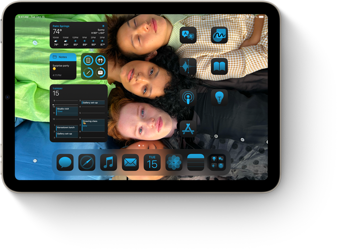 iPad mini, som viser apps og widgets, der koordineres med en tilpasset baggrund på hjemmeskærmen.