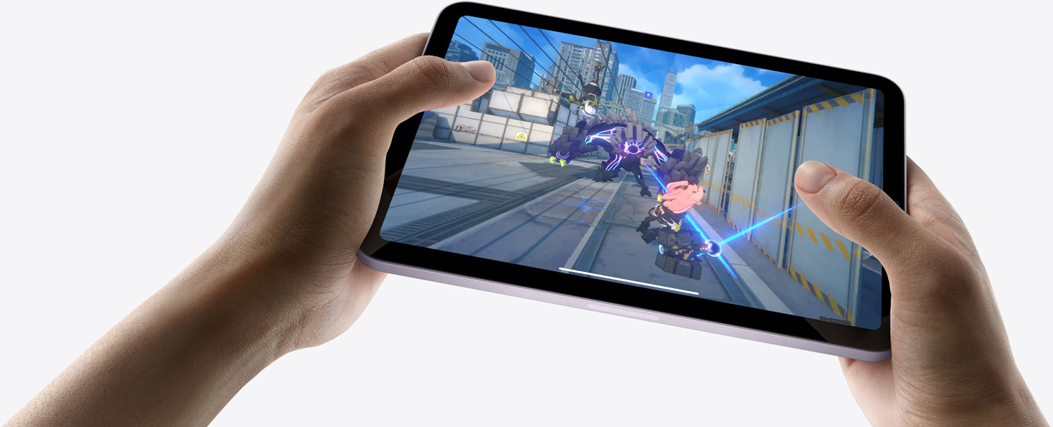 iPad mini vises i en brugers hænder i vandret position, imens brugeren spiller grafiktunge spil.
