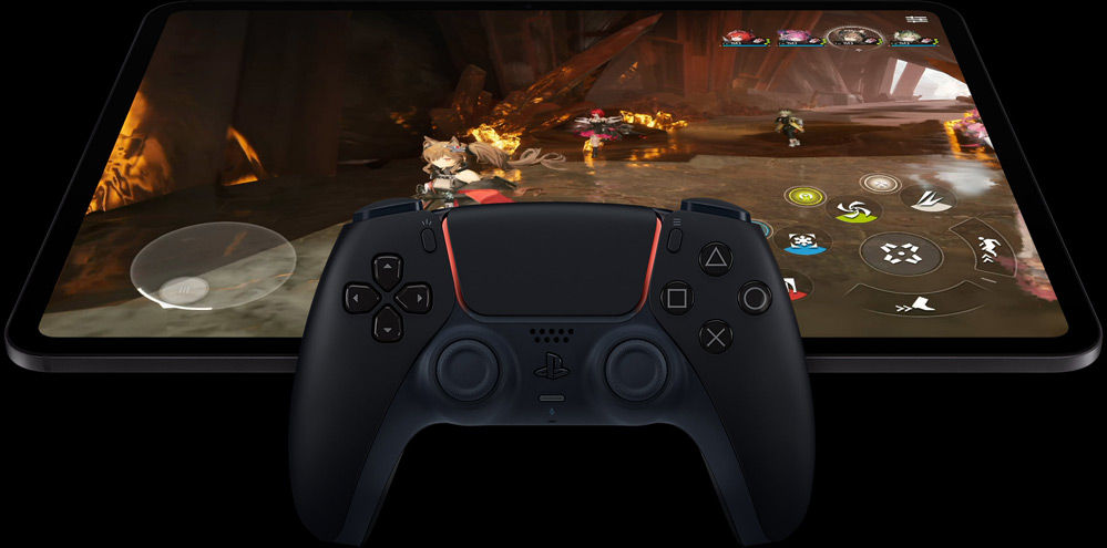 En trådløs PlayStation-controller ligger foran iPad Pro i space black vist forfra i vandret position, skærmen viser et videospil med en futuristisk mekanisk robot, der holder et glødende lyserødt lasersværd