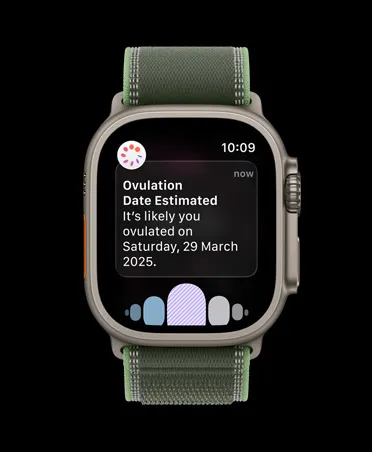 Apple Watch Ultra 3，採用原色鈦金屬錶殼，配以綠色配霓虹綠色越野手環；螢幕顯示健康 app 經期追蹤功能的推算排卵日期通知