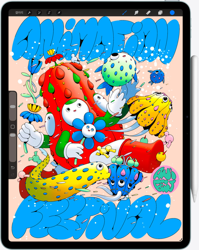 Procreate 앱에서 다양한 캐릭터와 물체를 담은 다채로운 디지털 미술 작품을 보여주는 iPad Air 앞면과 Apple Pencil Pro
