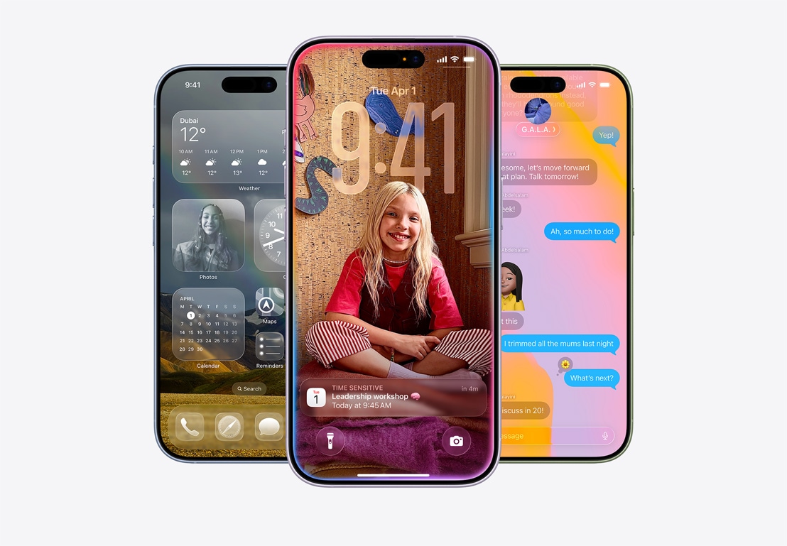 أجهزة iPhone 17، الجزء الأمامي الخارجي، الألوان: أزرق ضبابي، خزامي، أخضر رمادي، ميزات نظام iOS 26 - الشاشة الرئيسية مع عرض تطبيقات مختلفة، نافذة منبثقة للتقويم على شاشة قفل مخصصة، شاشة iPhone تعرض تطبيق الرسائل بتصميم Liquid Glass