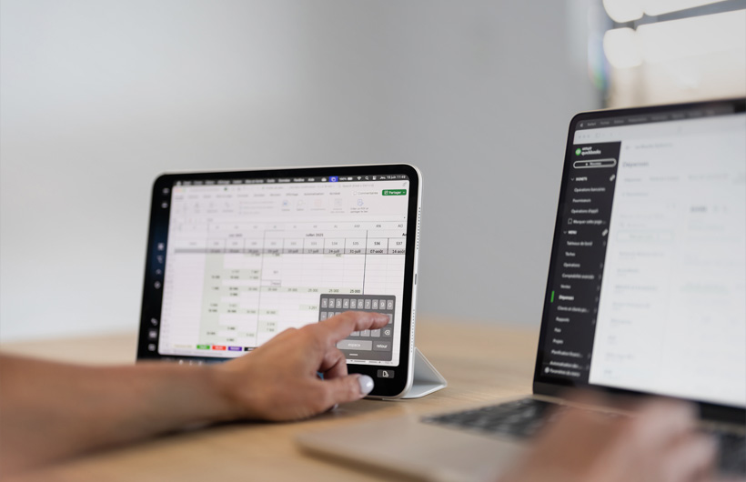 O Sidecar transforma o iPad em uma segunda tela. Assim, a controladora financeira Gabrielle Pelletier tem mais área de trabalho para grandes volumes de dados no Excel e QuickBooks
