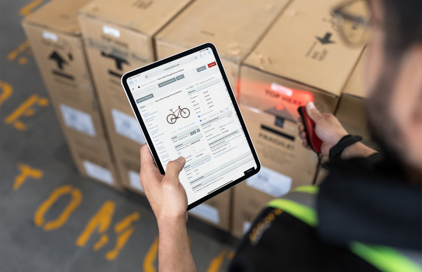 Inston Gurdian, gerente do depósito, usa o iPad para agilizar o inventário e o envio