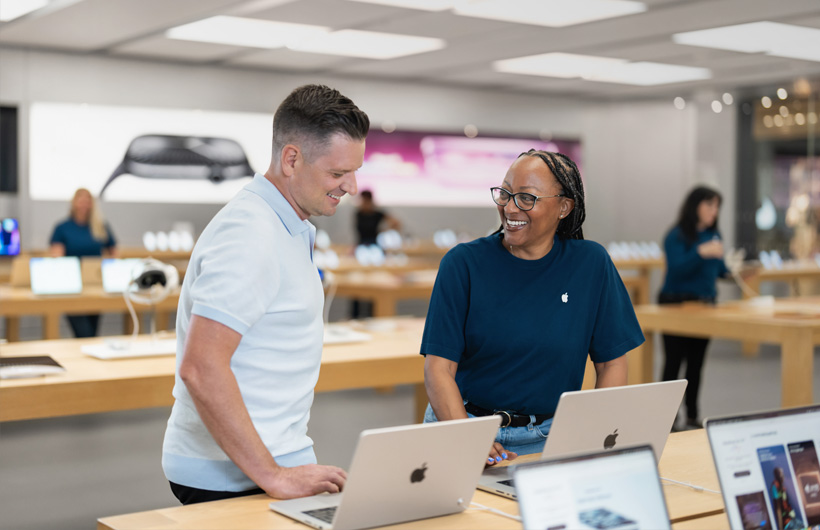 O CEO Marc-André Lebeau recebe suporte técnico de Kareema, da equipe do Apple Business, em uma Apple Store da região