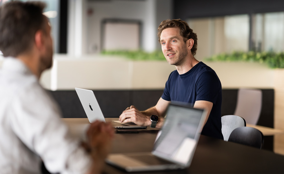 Com o MacBook Pro, o COO André-Philippe Ethier circula facilmente entre seu escritório, as áreas comuns e a loja para manter contato com sua equipe