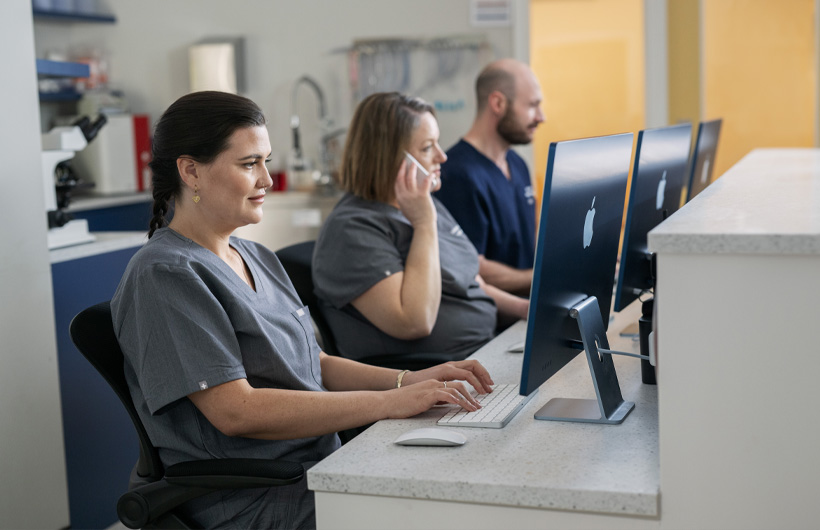 O iMac dá às equipes acesso fácil aos registros dos pacientes.