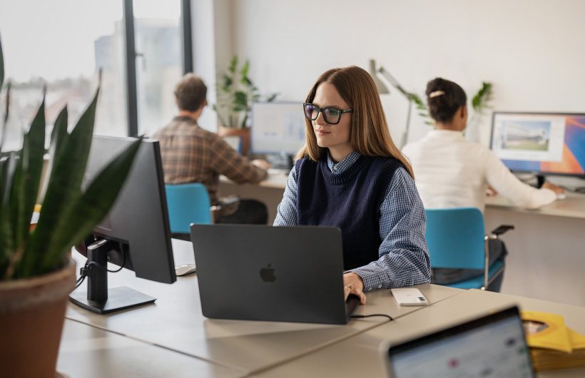 O time de marketing da Hello Vet usa o MacBook Pro para criar e colaborar.