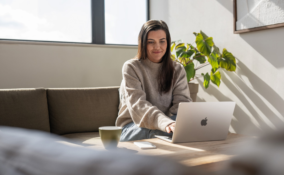A equipe de enfermagem usa o MacBook para passar orientações e tranquilidade, mesmo de casa.