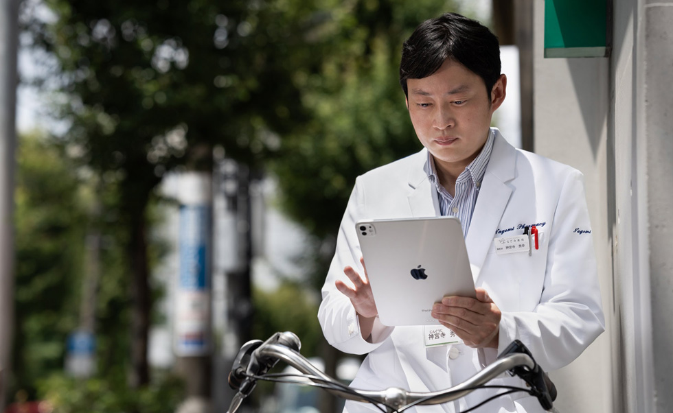 iPad 攜帶方便的特性，使藥劑師能在市內提供到府服務