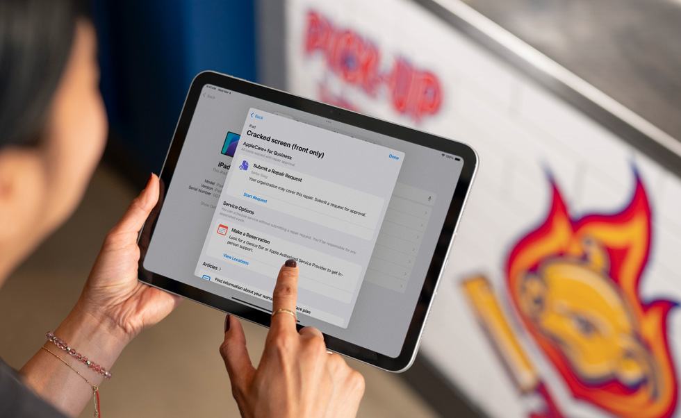 一名員工使用適用於「商務必備」的 AppleCare+ 服務申請維修