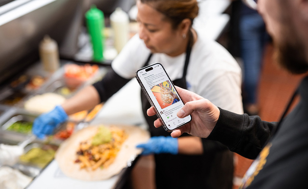 O Slack no iPhone facilita a comunicação entre as equipes do Señor Sisig em diferentes filiais.