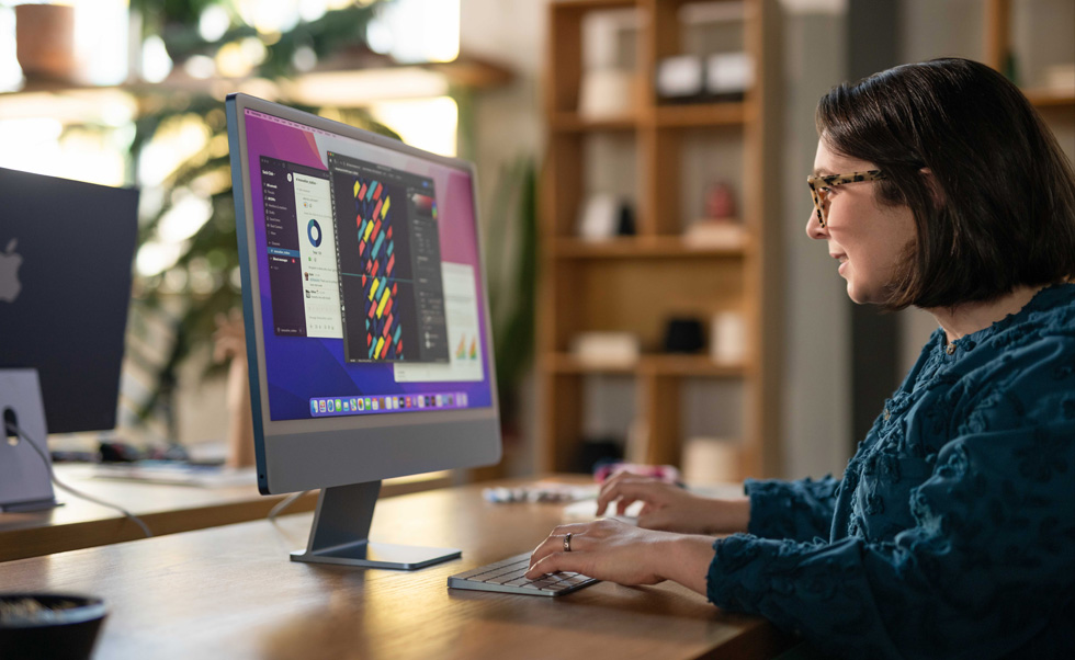 Uma designer cria modelos personalizados no Mac.