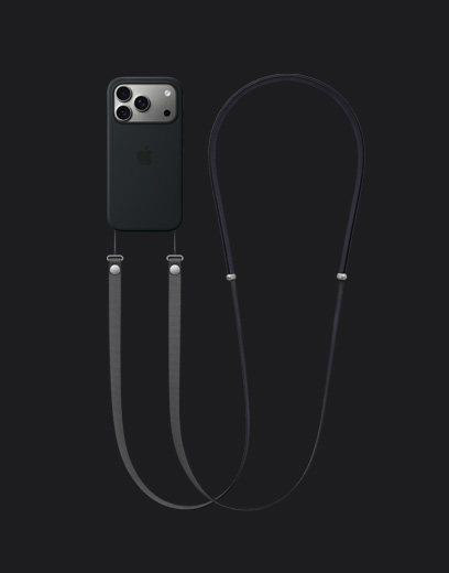 iPhone 17 Pro vist bagfra i farven sølv med sort silikone-etui med MagSafe fastgjort til mørkegrå crossbody-rem