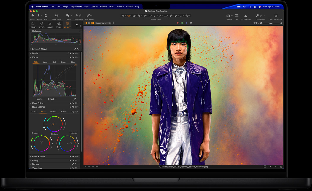 Ecrã do MacBook Pro com a fotografia de uma pessoa a ser editada no Capture One