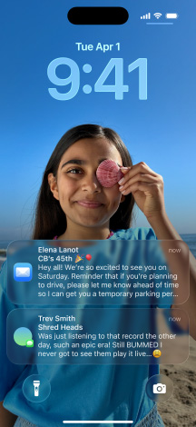 iPhone, cinq modèles, chaque modèle chevauche légèrement celui d’à côté, l’écran tout à gauche montre une conversation avec un arrière-plan dans Messages, le deuxième écran sur la gauche montre l’écran d’accueil avec des icônes d’app colorées, le modèle central montre l’écran verrouillé avec une photo, des chiffres indiquant l’heure en Liquid Glass, deux notifications apparaissent en bas de l’écran, le deuxième modèle à droite montre des icônes nettes de l’app en Liquid Glass, le modèle tout à droite montre le lecteur de musique en Liquid Glass