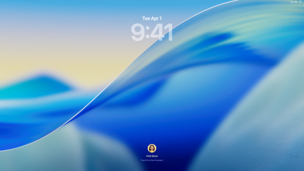 Tres modelos de Mac mirando hacia el frente: a la izquierda, un MacBook Pro de 16 pulgadas en plata con la app Teléfono en la pantalla, que muestra los contactos recientes; en el centro, un iMac de 24 pulgadas en azul, con un fondo de pantalla de macOS Tahoe; y, a la derecha, un MacBook Air de 13 pulgadas en color medianoche, que muestra la búsqueda con Spotlight en el escritorio con versiones en Liquid Glass del Dock y de varios widgets, como Calendario, Reloj y Tiempo