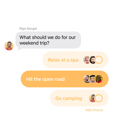 Gros plan de la nouvelle fonctionnalité de sondage dans Messages alors que des personnes utilisent la conversation de groupe pour voter au sujet du lieu où partir en week-end